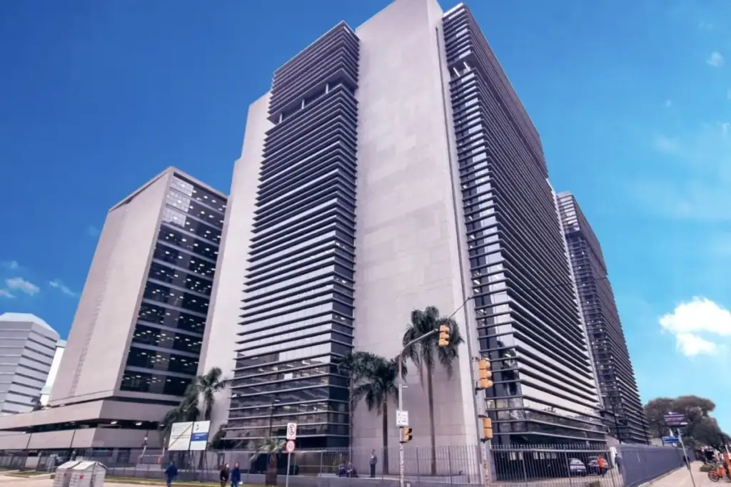 prédio do Tribunal da Justiça do Rio Grande do Sul e ao fundo céu azul