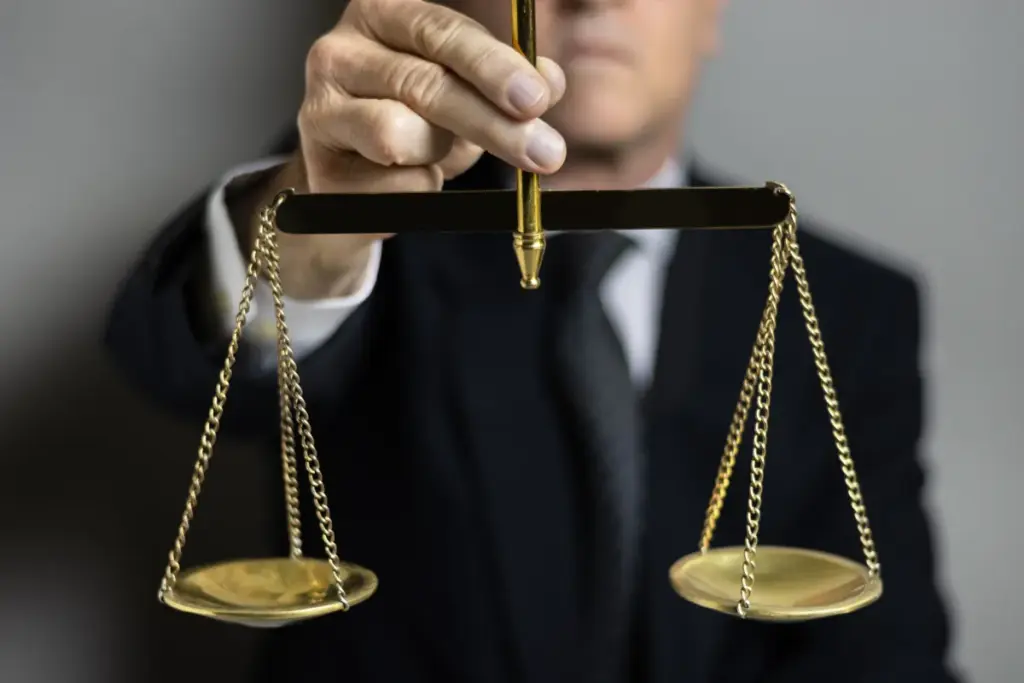 juiz de terno segurando uma balança da justiça