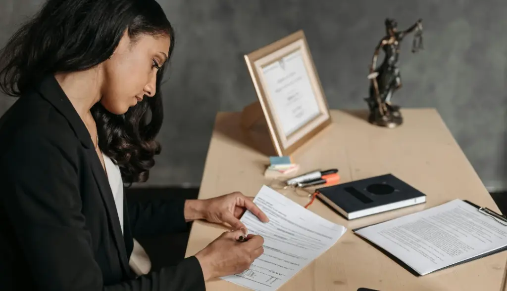 Mulher trabalhando profissionalmente em ambiente de trabalho