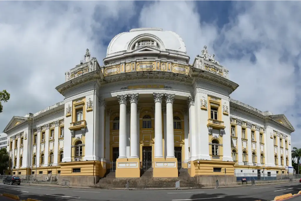 Faixada do Tribunal da Justiça de Pernambuco