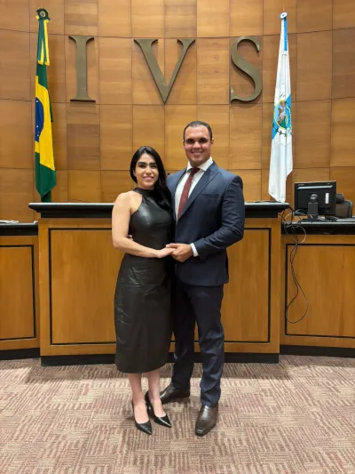 Maria Lívia no dia de sua aprovação ao lado do marido