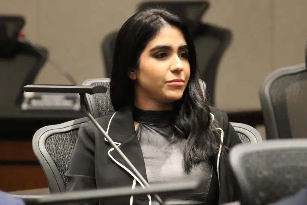 Maria Lívia de perfil, com blusa preta no dia de sua aprovação