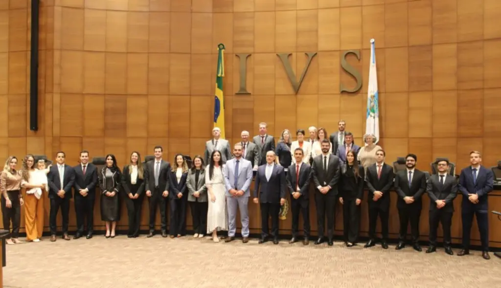 Parte da turma do 50º Concurso com o presidente do TJ RJ e integrantes da Comissão do Concurso