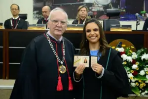 Mãe de gêmeos aprovada Juíza conta como conciliou estudos e maternidade
