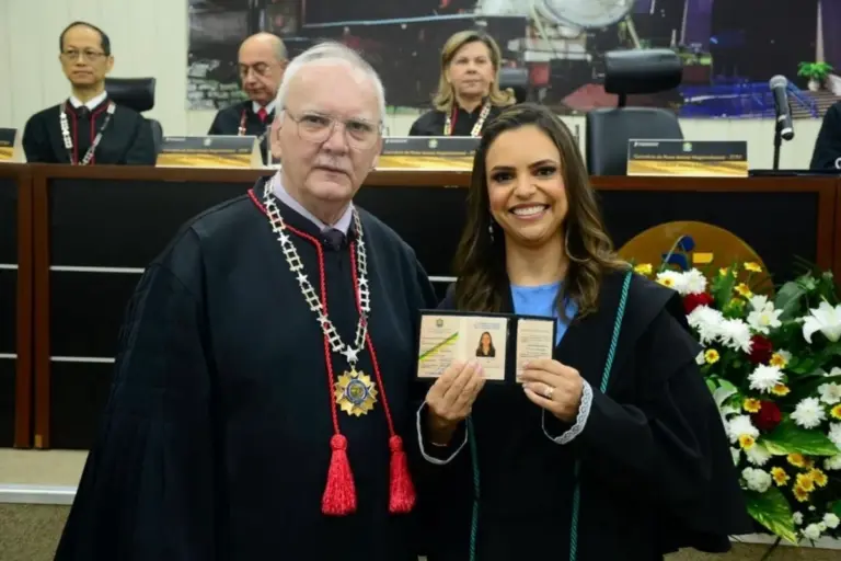 Mãe de gêmeos aprovada Juíza conta como conciliou estudos e maternidade