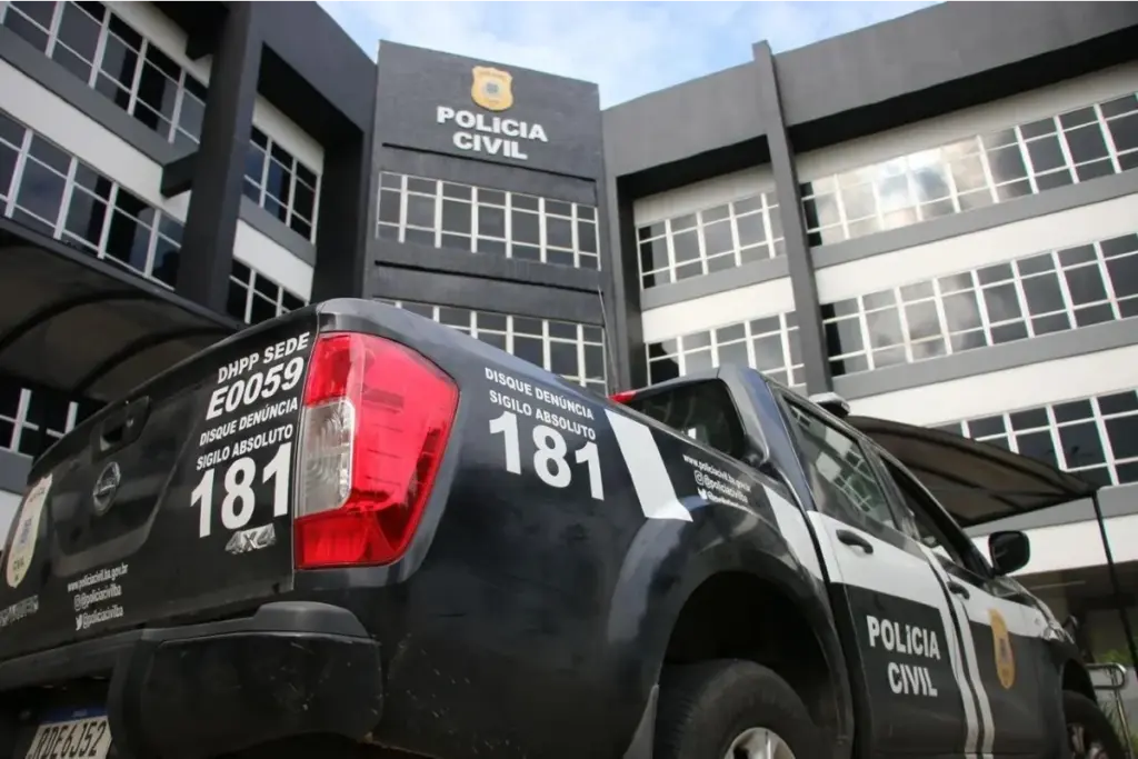 Veículo da Polícia Civil estacionado em frente delegacia da PC