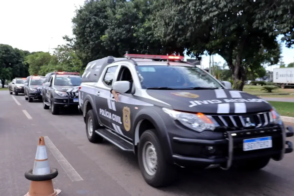 Veículo da PC TO em avenida