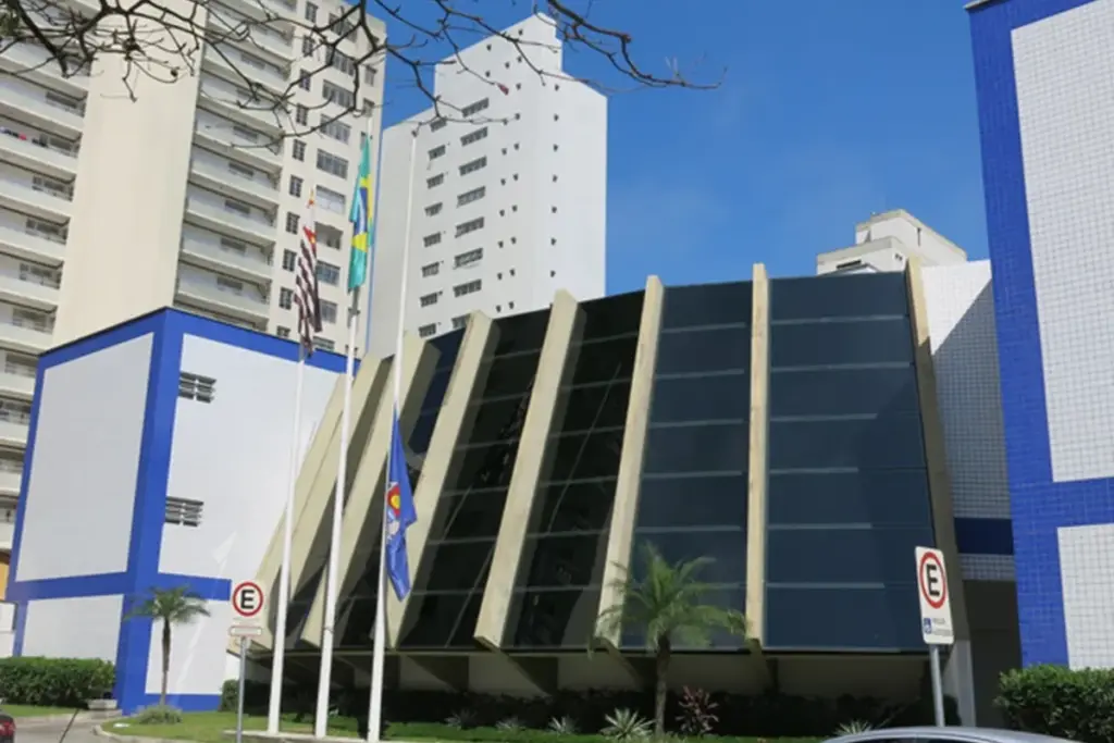 Fachada da Câmara Municipal de Guarujá, no estado de São Paulo.
