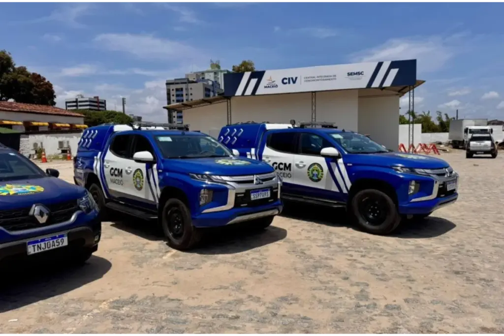 Viaturas da guarda civil municipal de Maceió estacionadas.