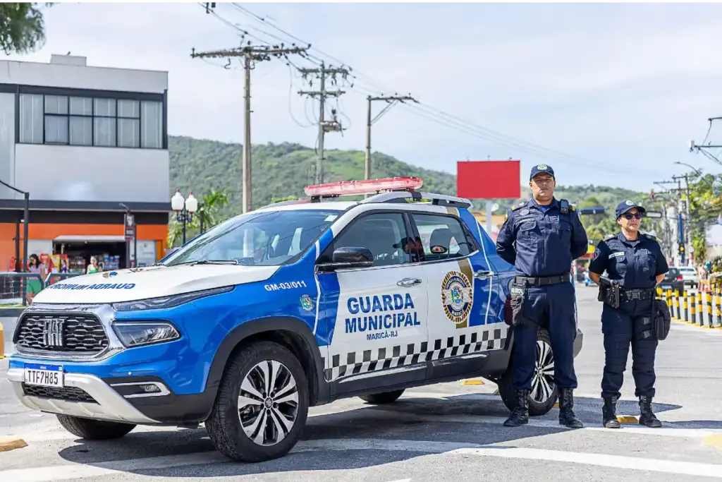 Veículo da Guarda Civil Municipal (GCM) de Maricá, no estado do Rio de Janeiro com dois guardas na frente