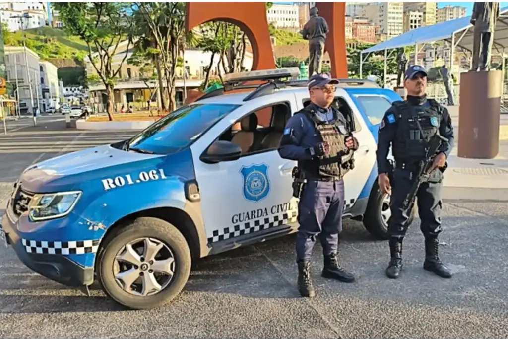 Dois guardas municipais civis e uma viatura em Salvador