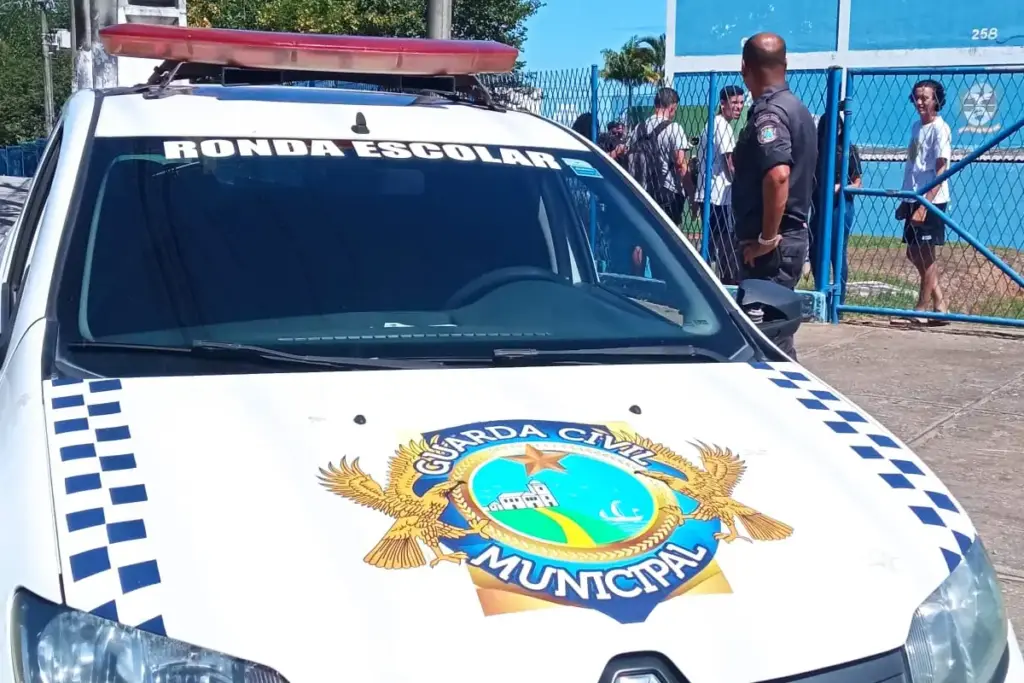 Viatura e policiais civis militares de Saquarema