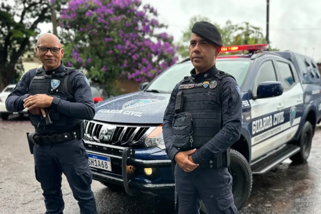 Dois guardas civis municipais e uma viatura em Sarandi-PR
