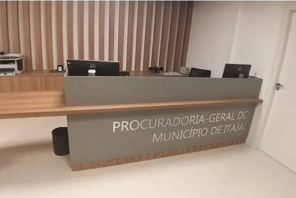 Placa de entrada da Procuradoria Geral do Município de Itajaí