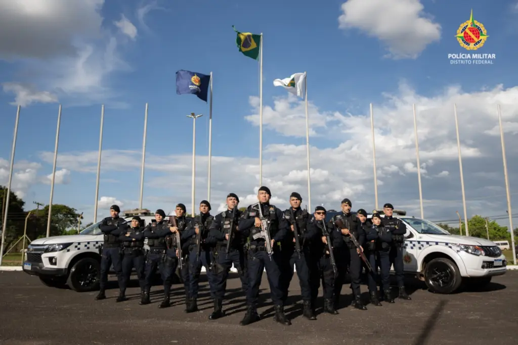 Policiais da PM do Distrito Federal em frente a viaturas