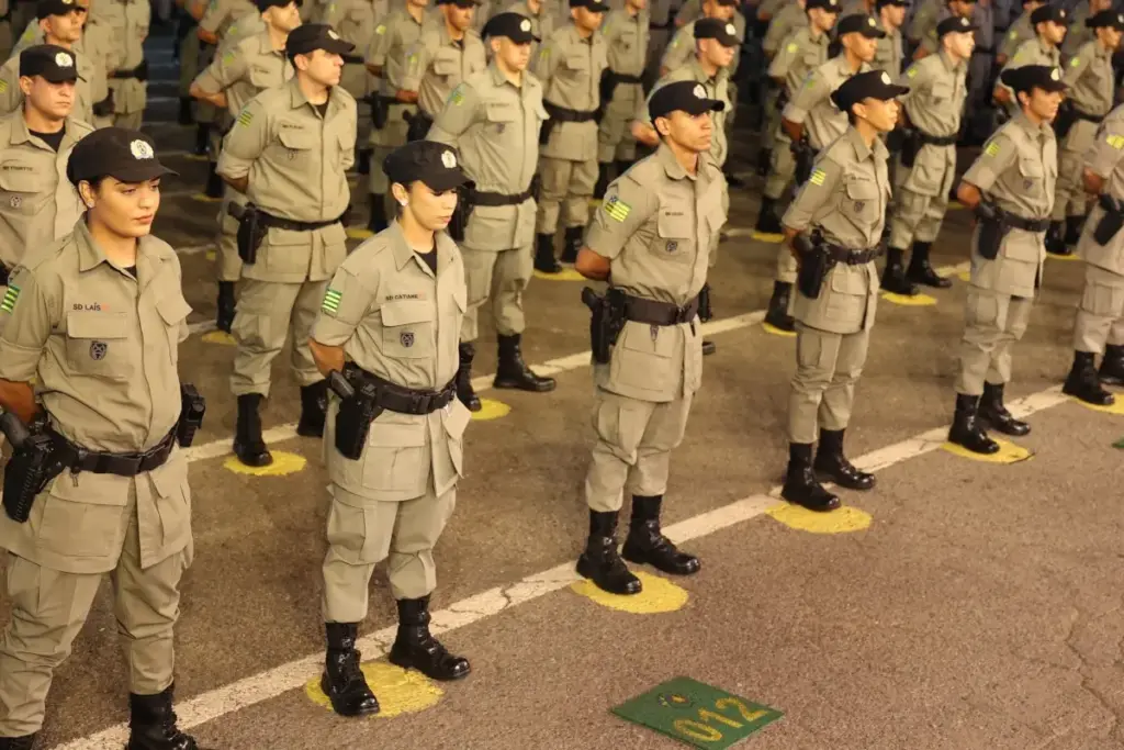 Policiais militares em patrulhamento na rua