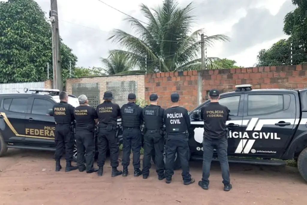 Agentes da Polícia Civil, Agentes da Polícia Federal e duas viaturas