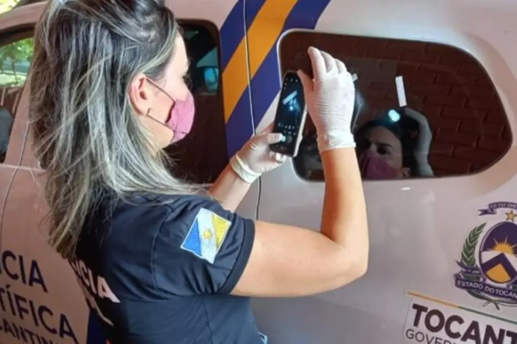 Papiloscopista fazendo coleta e análise de impressões digitais
