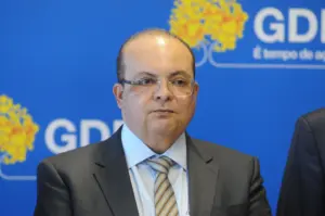 Governador Ibaneis Rocha sanciona leis que suspendem validade de concursos do DF