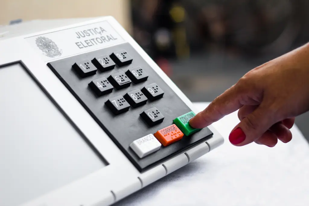 Pessoa votando em uma urna eletrônica