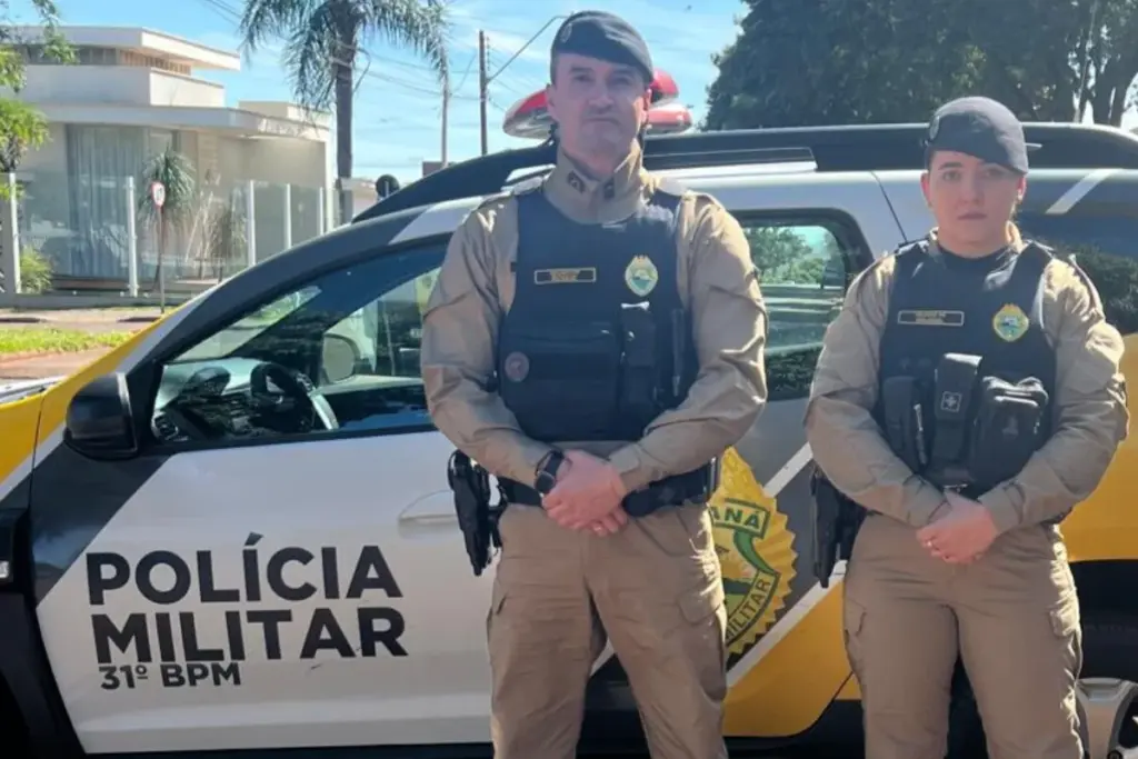 Dois policiais militares do Paraná e uma viatura