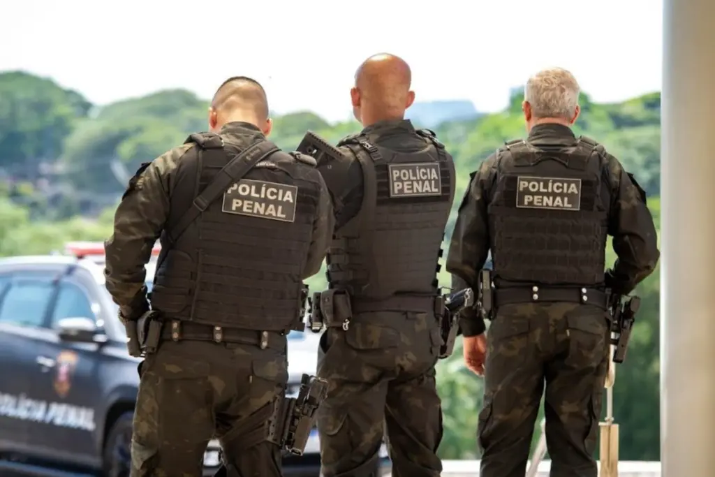 Três policiais penais e uma viatura
