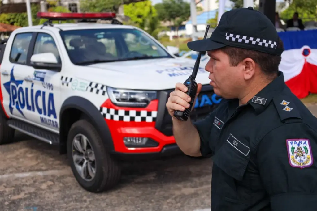 Policial Militar do Pará e uma viatura