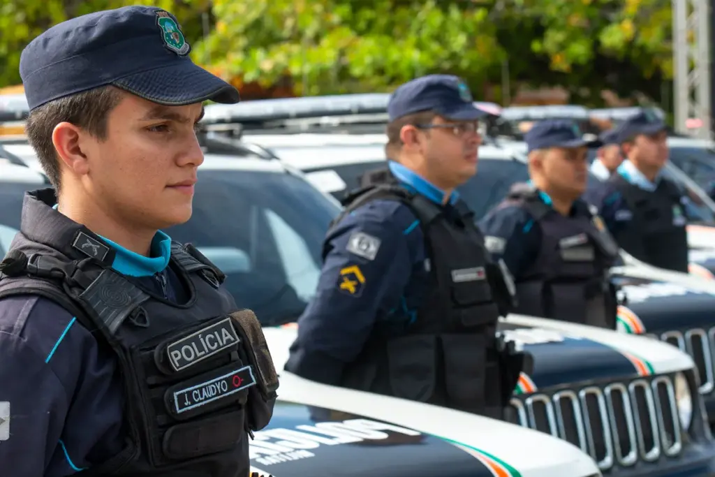 Policiais e viaturas