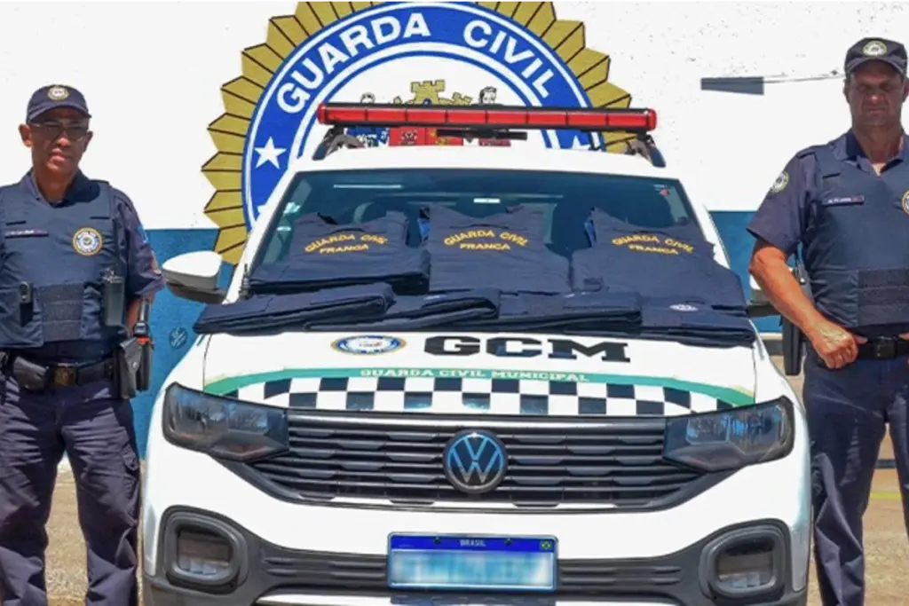 Dois guardas civis municipais de Franca-SP e uma viatura